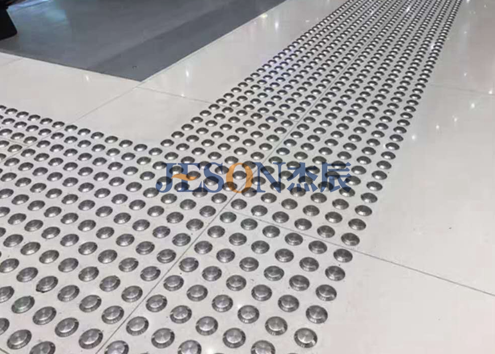 盲（máng）道背後