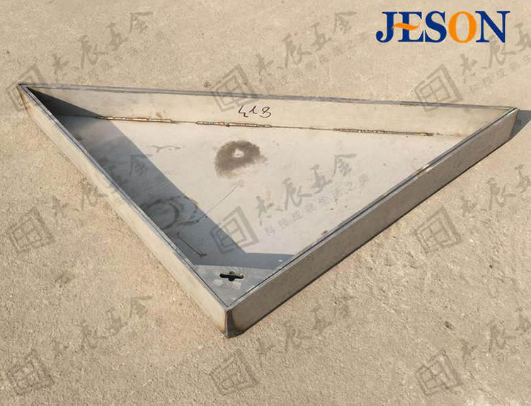 三角碼上打有“精东天美麻豆果冻传媒mv(chén)”標識,好品質(zhì)源於好品牌。 不(bú)鏽鋼三角(jiǎo)形井蓋04