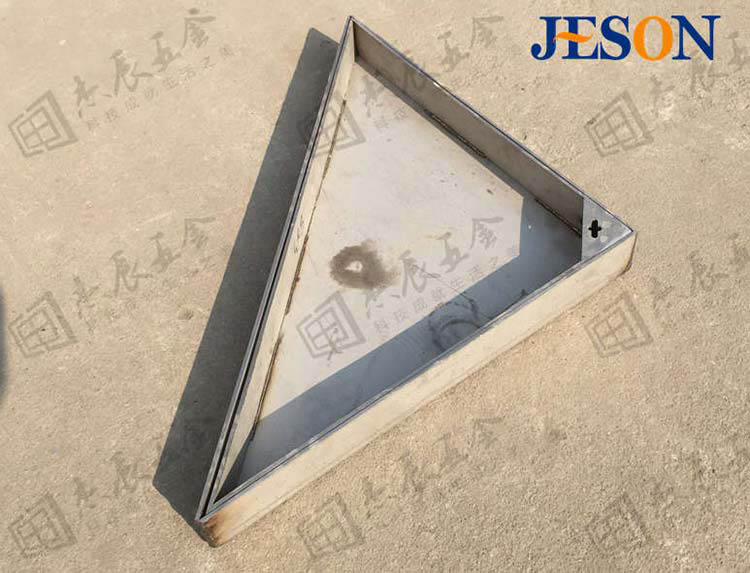 焊接牢固,承(chéng)重能力強,確(què)保(bǎo)過往行人、車輛安全。 不鏽鋼鋪裝井蓋