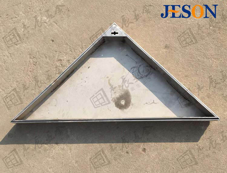 雙層不鏽(xiù)鋼三角形井蓋,開啟更方(fāng)便。 不(bú)鏽鋼三角形井蓋03