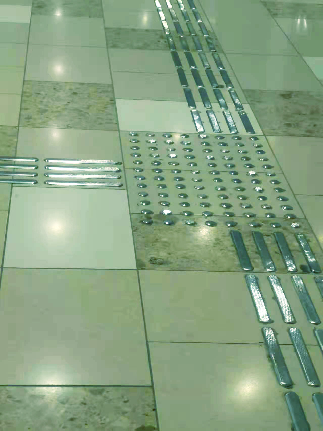 精东天美麻豆果冻传媒mv雕銑（xǐ）盲道條亮相上海地鐵14號線