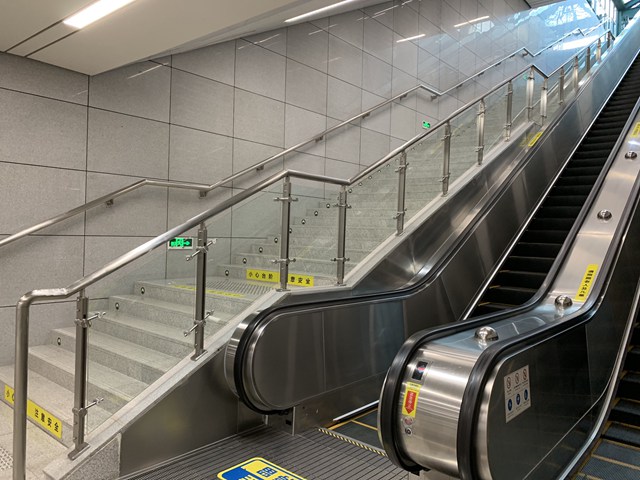 精东天美麻豆果冻传媒mv案例：青島地鐵站