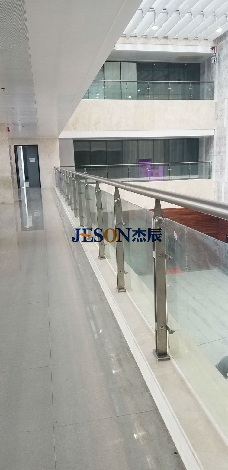 不（bú）鏽鋼立柱